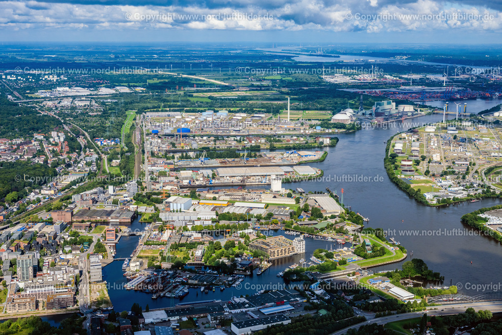 Hamburg_Harburg_Seehafen_Gewerbegebiet_ELS_1501050823 | HAMBURG 05.08.2023 Kaianlagen und Schiffs- Anlegestellen an den Hafenbecken von Seehafen 1 bis 4 an der Süderelbe im Ortsteil Harburg in Hamburg, Deutschland. // Quays and boat moorings at the port of the inland port Seehafen 1 to 4 on the southern Elbe in the district Harburg in Hamburg, Germany. Foto: Martin Elsen