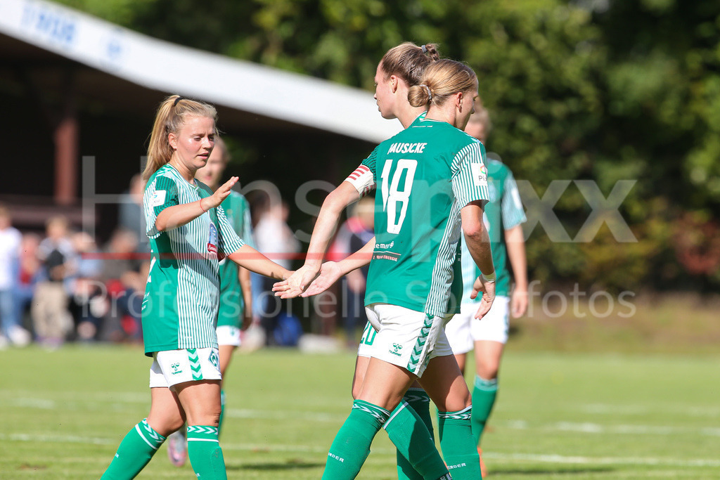 Fussball, Testspiel Frauen, Hamburger SV - SV Werder Bremen | v.li.: Ricarda Walkling (SV Werder Bremen, 13) und Torschützin Christin Meyer (SV Werder Bremen, 20) mit Torjubel, Jubel, jubeln, jubelt, optimistisch, Spielszene, Highlight, Freude über das Tor zum 0:1