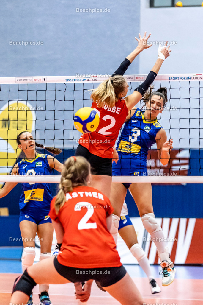 2022-00063374-Testspiel-Deutschland-Brasilien | Angriff Julia KUDIESS #3 BRA gegen Hanna ORTHMANN #12 (Annahme-Außen) GER, 17.09.2022; Berlin Foto: Gerold Rebsch - www.beachpics.de
