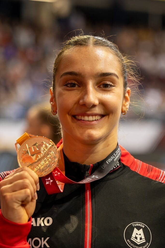 DM Finals 2026; Gerätfinals Frauen Schwebalken | DM Finals 2026; Gerätfinals Frauen Schwebalken***Helen Kevric ist deutsche Meisterin und zeigt ihre Goldmedaille - Realisiert mit Pictrs.com