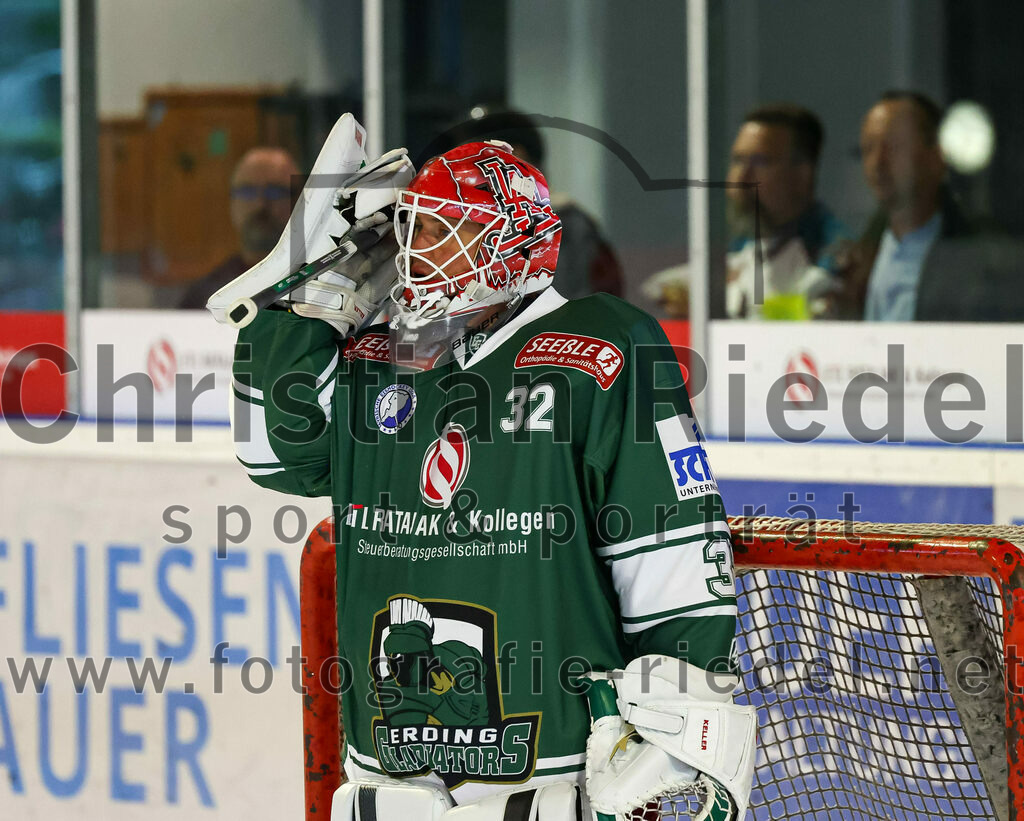 2023-09-10_095_TSV_Erding_gegen_EHC_Klostersee | Erding, Deutschland, 10.09.2023:
Eishockey, Bayernliga 2023 / 2024, Testspiel, TSV Erding gegen EHC Klostersee, Endergebnis: 10:1

Torwart Dimitri Pätzold (Erding Gladiators, #32)

Foto: Christian Riedel / fotografie-riedel.net
