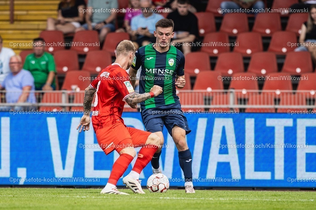xKWI26072501047 | 26.07.2025, xkwix, Fußball, Regionalliga-West, Rot-Weiß Oberhausen - FC Gütersloh, Stadion Niederrhein: Aleksandar Kandic ( FC Gütersloh #27 ) im Zweikampf gegen Alexander Mühling (Rot-Weiß Oberhausen #8) 
