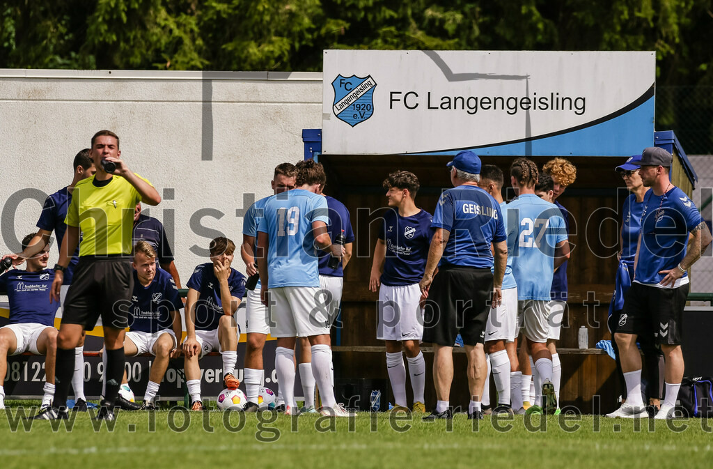 2023-08-26_097_FC_Langengeisling_gegen_TuS_Raubling | Erding, Deutschland, 26.08.2023:
Fußball, Bezirksliga Oberbayern Ost 2023 / 2024, 6. Spieltag, FC Langengeisling gegen TuS Raubling, Endergebnis: 2:0

Schiedsrichter Moritz Decker, Fabian Aigner (FC Langengeisling, #19), Maximilian Birnbeck (FC Langengeisling, #27), Co-Trainer Douglas Wilson (FC Langengeisling)

Foto: Christian Riedel / fotografie-riedel.net