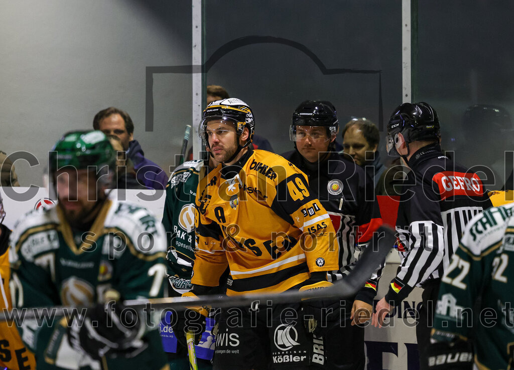 2025-11-02_105_TSV_Erding_gegen_EV_Fuessen | Erding, Deutschland, 02.11.2025:Eishockey, Oberliga Süd 2025 / 2026, 15. Spieltag, TSV Erding gegen EV Füssen, Endergebnis: 2:6Felix Linden (EV Füssen, #49)Foto: Christian Riedel / fotografie-riedel.net