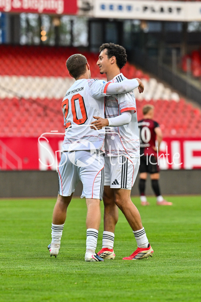 1. FC Nürnberg II - FC Bayern Amateure | NÜRNBERG, GERMANY - 21. APRIL: Jubel der kleinen Bayern nach dem Treffer zum 1-1 Ausgleich durch Yll GASHI (FC Bayern München 20) / Tor / Torschuetze / Freude / Happy während dem Match zwischen dem 1. FC Nürnberg II und den Amateuren des FC Bayern am 30. Spieltag der Regionalliga Bayern im Max-Morlock Stadion