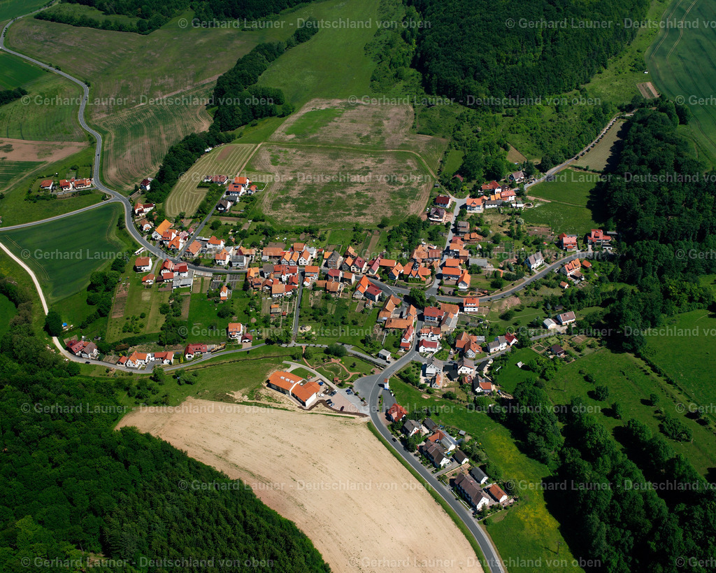 2634101 | HENNIGERODE 09.06.2006 Landwirtschaftliche Nutzflächen und Feldgrenzen  umsäumen das Siedlungsgebiet des Dorfes in Hennigerode im Bundesland Thüringen, Deutschland // Agricultural land and field boundaries surround the settlement area of the village  in Hennigerode in the state Thuringia, Germany Foto: Gerhard Launer