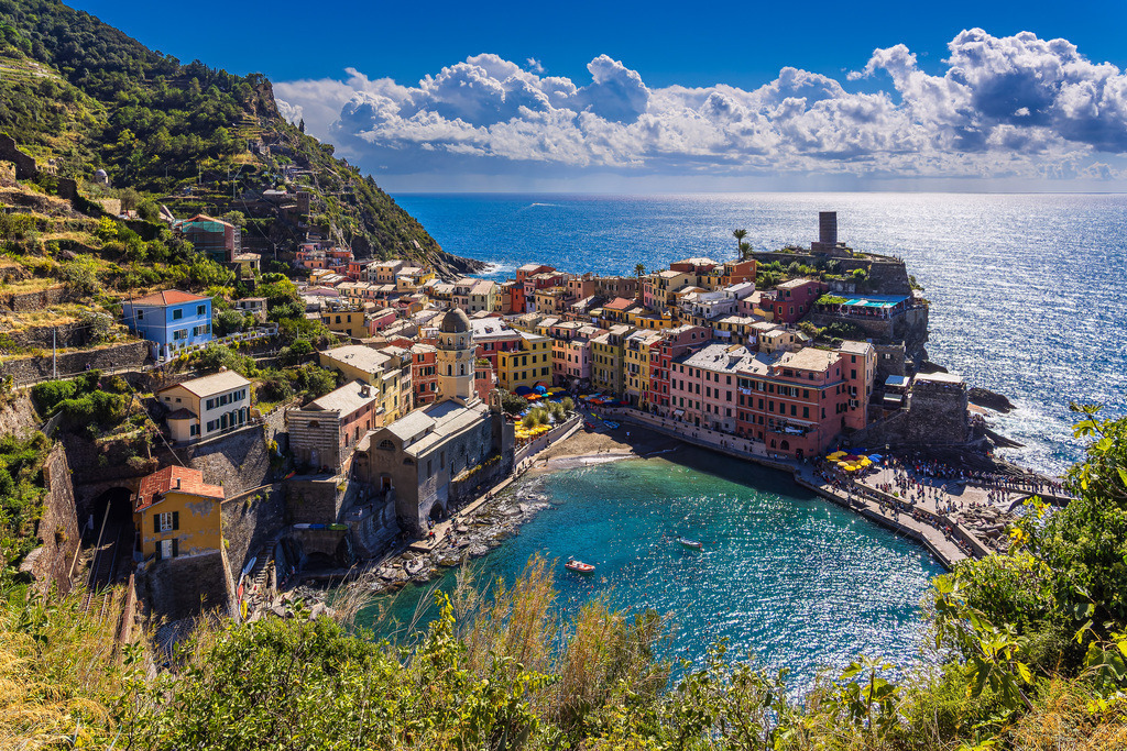 Blick auf Vernazza an der Mittelmeerküste in Italien | Blick auf Vernazza an der Mittelmeerküste in Italien.