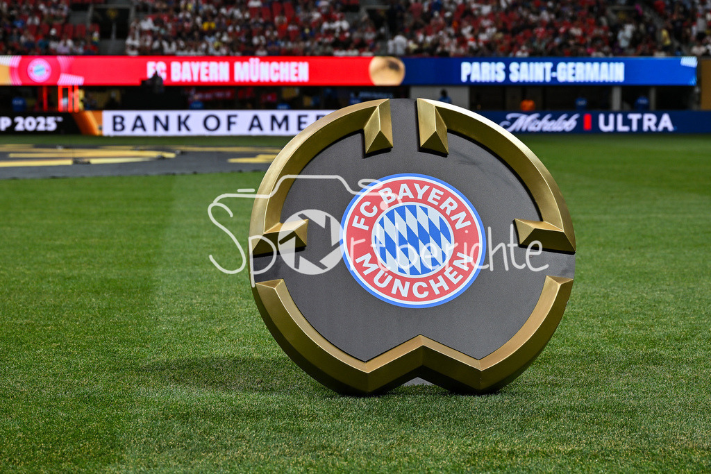 Paris Saint Germain - FC Bayern München | Das LOGO des FC Bayern auf dem Rasen in Atlanta / Wappen / Symbolbildl / Symbolfoto / FIFA Club World Cup: Paris Saint Germain - FC Bayern Muenchen, Mercedes Benz Stadium am 05.07.2025 / NOT FOR SALE IN USA