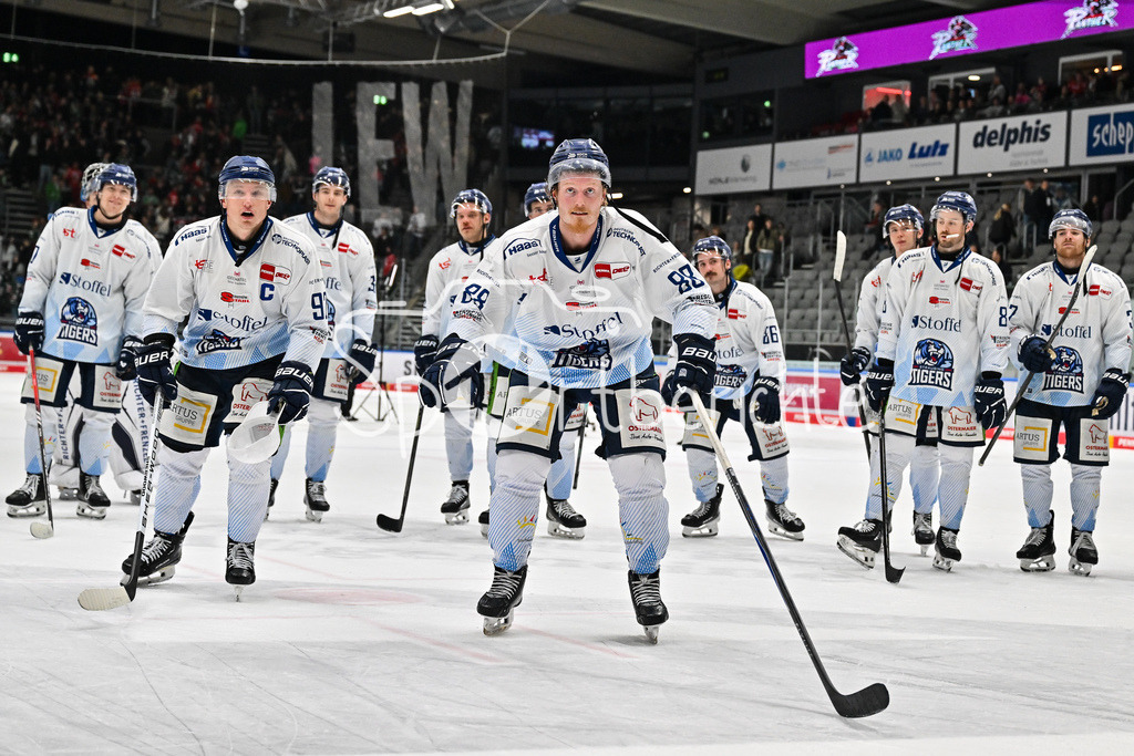 Augsburger Panther - Straubing Tigers | Augsburg, DEUTSCHLAND - 14. NOVEMBER: die Spieler der Tigers bedanken sich bei den mitgereisten Fans nach dem Auswärtssieg in Augsburg nach dem Ligaspiel zwischen den Augsburger Panthern und den Straubing Tigers am 18. Spieltag der Penny DEL im Curt Frenzel Stadion am 14.11.2025 / Feiern / Wade ALLISON (Straubing Tigers 88)