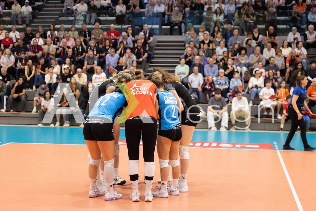Volleyball I Frauen I Saison 2025-2026 I Volleyball NLA | Women I  Playoffs Finals 1/5 I viteos NUC - VC Kanti Schaffhausen I 06.04.2026 | VC Kanti Schaffhausen - Spielerinnenkreis - Realisiert mit Pictrs.com