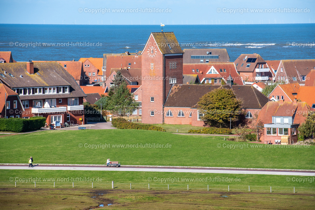 Baltrum_Ortsansicht_ELS_5369091022 | BALTRUM 09.10.2022 Kirchengebäude im Ortszentrum in Baltrum im Bundesland Niedersachsen, Deutschland. // Church building in the village of in Baltrum in the state Lower Saxony, Germany. Foto: Martin Elsen
