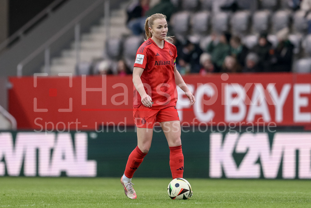 Fussball, Google Pixel Frauen-Bundesliga, FC Bayern München - SV Werder Bremen | v.li.: Glodis Perla Viggosdottir (FC Bayern München, 4) am Ball, Freisteller, Einzelbild, Ganzkörper, Aktion, Action, Spielszene, DIE DFB-RICHTLINIEN UNTERSAGEN JEGLICHE NUTZUNG VON FOTOS ALS SEQUENZBILDER UND/ODER VIDEOÄHNLICHE FOTOSTRECKEN. DFB REGULATIONS PROHIBIT ANY USE OF PHOTOGRAPHS AS IMAGE SEQUENCES AND/OR QUASI-VIDEO.