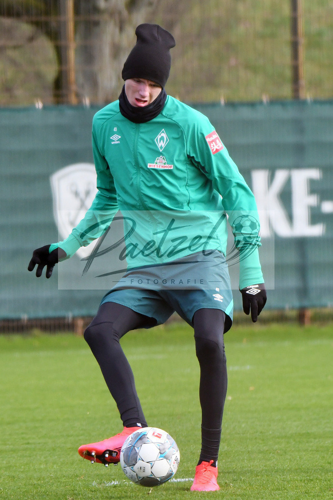 20200212_TRASVW_0070 | Fussball, Herren: Nick Woltemade (Werder Bremen) in Aktion, am Ball, Einzelaktion waehrend der Trainingseinheit des SV Werder Bremen auf dem wohninvest Weserstadion Trainingsplatz am 12.02.2020 in Bremen, Deutschland. - Realisiert mit Pictrs.com