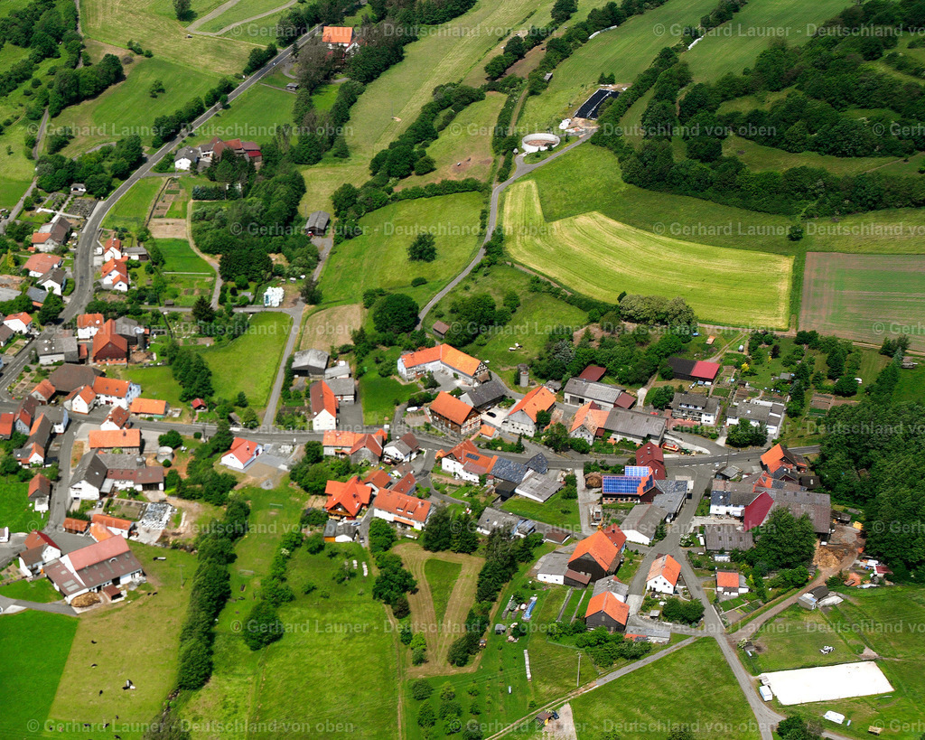 2614570 | ZEILBACH 09.06.2006 Landwirtschaftliche Nutzflächen und Feldgrenzen  umsäumen das Siedlungsgebiet des Dorfes in Zeilbach im Bundesland Hessen, Deutschland // Agricultural land and field boundaries surround the settlement area of the village  in Zeilbach in the state Hesse, Germany Foto: Gerhard Launer