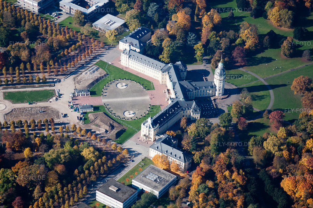 Luftbild: Gelände und Schlosspark am Schloss Karlsruhe. Das Karlsruher Schloss wurde 1715 als Residenz des Markgrafen Karl Wilhelm von Baden-Durlach errichtet. Heute ist in dem Gebäude das Badische Landesmuseum im Ortsteil Innenstadt-West in Karlsruhe im Bundesland Baden-Württemberg in Deutschland. Foto: IMG_35171.jpg vom 31.10.2010 durch Werner Riehm/FLY-FOTO.de