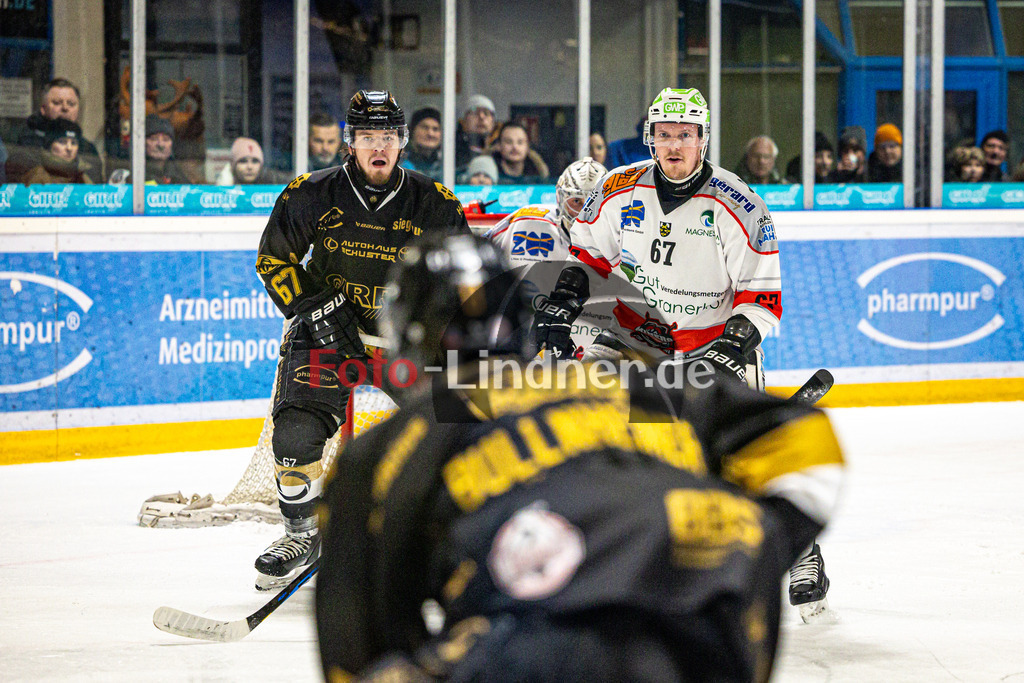 EHC Königsbrunn PINGUINE gegen TSV Peißenberg MINERS | Eishockey Bayernliga Herren Playoffs Viertelfinale 2024/25 - Spiel 5 von 7, EHC Königsbrunn PINGUINE gegen TSV Peißenberg MINERS, 20250218,Vor dem Tor,2025-02-18 in Königsbrunn (Eisstadion Königsbrunn)David FARNY (EHC 67), Maximilian MALZATZKI (MINERS 67)Copyright: WolfgangxLindner foto-lindner.de