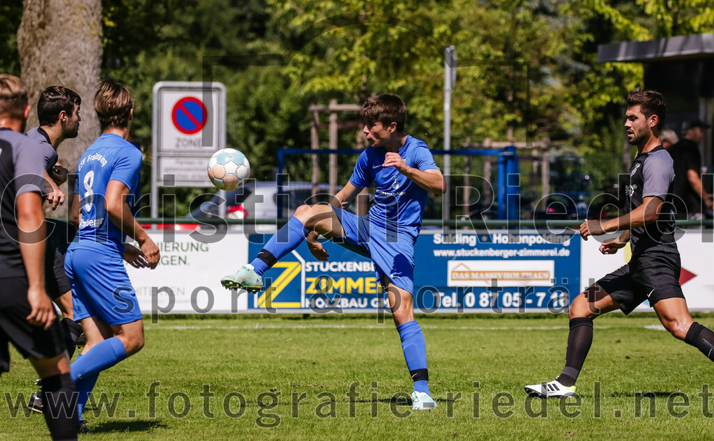 2023-08-12_035_FC_Langengeisling_gegen_ESV_Freilassing | Erding, Deutschland, 12.08.2023:
Fußball, Bezirksliga Oberbayern Ost 2023 / 2024, 4. Spieltag, FC Langengeisling gegen ESV Freilassing, Endergebnis: 2:1

Marco Schmitzberger (ESV Freilassing, #8), David Scheuerer (ESV Freilassing, #12), Kilian Stenzel (FC Langengeisling, #32)

Foto: Christian Riedel / fotografie-riedel.net
