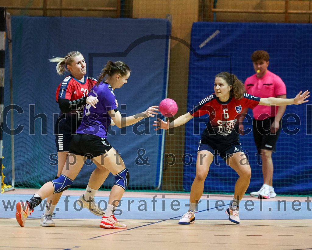 2022-11-19_019_SpVgg_Altenerding_gegen_HC_Donau-Paar | Erding, Deutschland, 19.11.2022:
Handball, Bezirksoberliga Frauen Altbayern 2022 / 2023, 5. Spieltag, SpVgg Altenerding gegen HC Donau/Paar, Endergebnis: 22:33

Lisa Günther (HC Donau/Paar, #33), Julia Kranich (SpVgg Altenerding, #9), Marion Hederer (HC Donau/Paar, #6)

Foto: Christian Riedel / fotografie-riedel.net