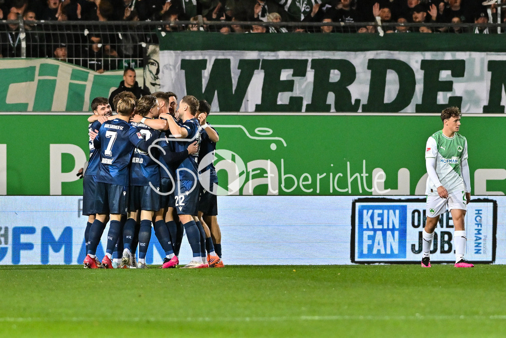 SpVgg Greuther Fürth - Karlsruher SC | FUERTH, GERMANY - OCTOBER 24: Fabian SCHLEUSENER (Karlsruher SC 24)  celebrating the goal to makes 0-1 during the 2. bundesliga match between SpVgg Greuther Fuerth vs. Karlsruher SC on matchday 10 at Sportpark Ronhof Thomas Sommer on October 24, 2025 in Fuerth, Germany / DFL REGULATIONS PROHIBIT ANY USE OF PHOTOGRAPHS AS IMAGE SEQUENCES AND/OR QUASI-VIDEO