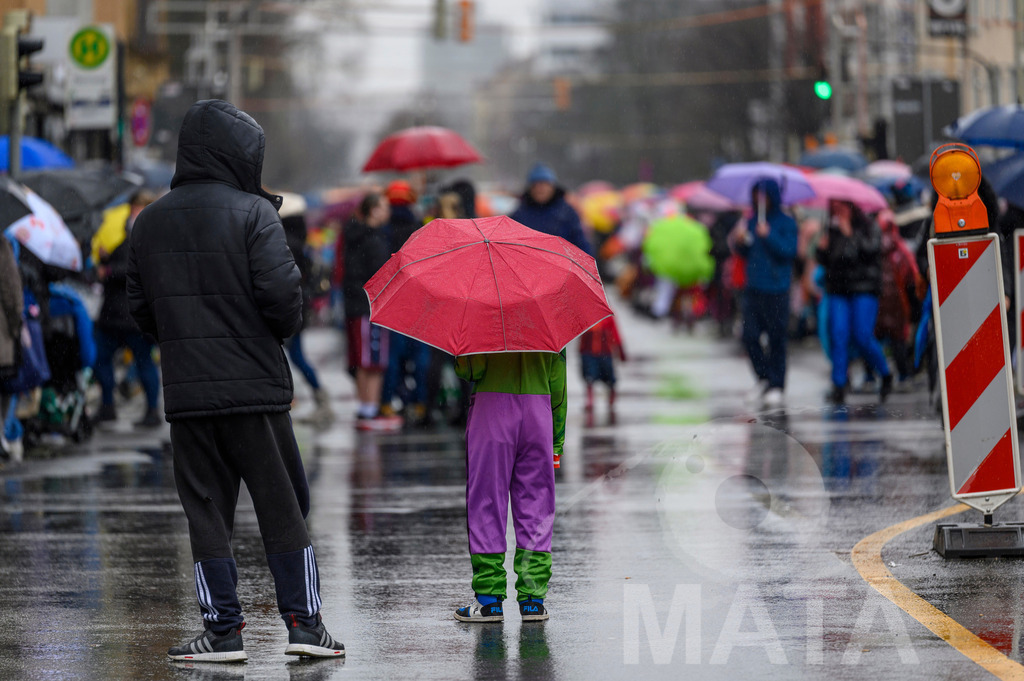 _DWA2264 | Trotz Nieselregen schlängelte sich der „Gaudiwurm“ am Sonntag durch die Nürnberger Innenstadt an tausenden Faschingsfans vorbei.  Nürnberg, 11.02.2024 - Realisiert mit Pictrs.com