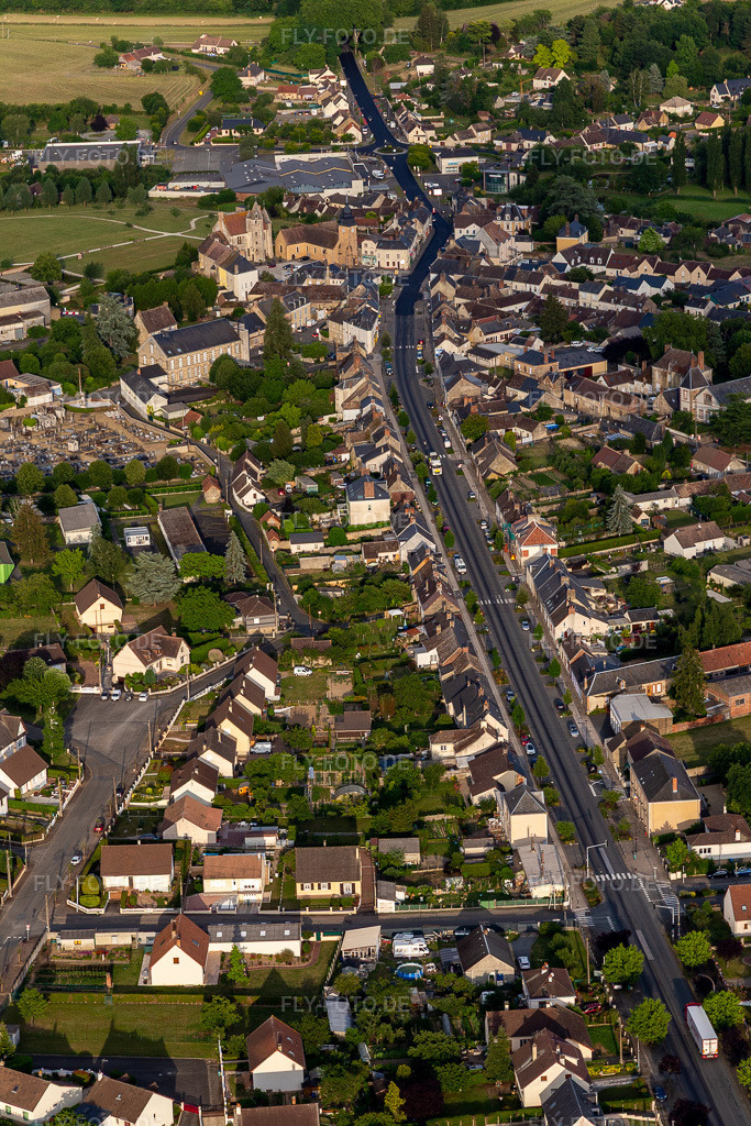 Luftbild: Rue Nationale in Bouloire im Bundesland Sarthe in Frankreich. Foto: IMG_132438.jpg vom 14.06.2022 durch Werner Riehm/FLY-FOTO.de