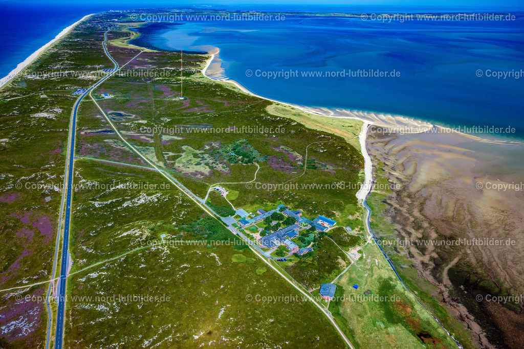 Sylt_Hörnum_Dünendorf_Puan_Klent_auf_Sylt_ELS_9902130825 | SYLT 13.08.2025 Gebäude der Jugendherberge " Hamburger Jugenderholungsheim Puan Klent " im Ortsteil Rantum (Sylt) in Sylt auf der Insel Sylt im Bundesland Schleswig-Holstein, Deutschland. Weiterführende Informationen bei: Dünendorf Puan Klent. // Building the hostel " Hamburger Jugenderholungsheim Puan Klent " in the district Rantum (Sylt) in Sylt on Island Sylt in the state Schleswig-Holstein, Germany. Further information at: Duenendorf Puan Klent. Foto: Martin Elsen