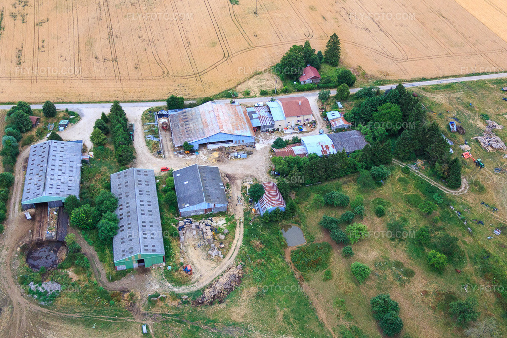 Aerial view: Farmstead in Geville in the state Meuse, France. – Photo: IMG_083397.jpg taken on 07/12/2015 by Werner Riehm/FLY-FOTO.com – Resolution of the original: 4861 x 3241 px