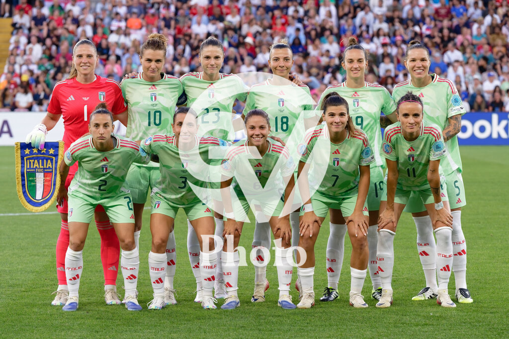 England v Italy - UEFA Women's EURO 2025 Semi-Final | GENEVA, SWITZERLAND - JULY 22:  players of Italy pose for team photo during the UEFA Women's EURO 2025 Semi-Final match between England and Italy at Stade de Geneve on July 22, 2025 in Geneva, Switzerland. (Photo by Giuseppe Velletri/Sports Press Photo/Getty Images)