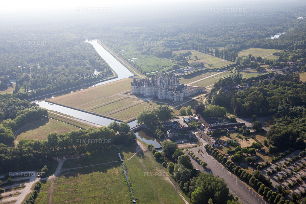 Luftbild: Ortsansicht in Chambord im Bundesland Loir-et-Cher in Frankreich. Foto: IMG_082122.jpg vom 20.06.2015 durch Werner Riehm/FLY-FOTO.de