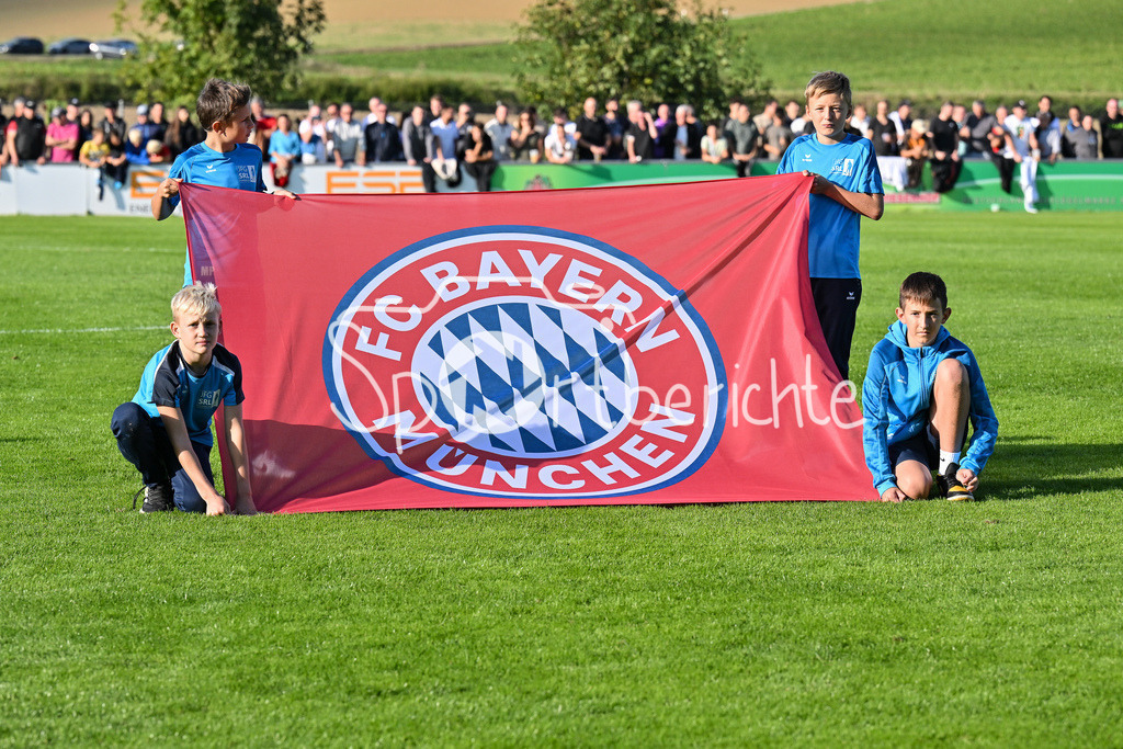 SpVgg Hankofen-Hailing - FC Bayern Amateure | Die Kids aus Hankofen praesentieren die Fahne des FC Bayern München / Symbolbild