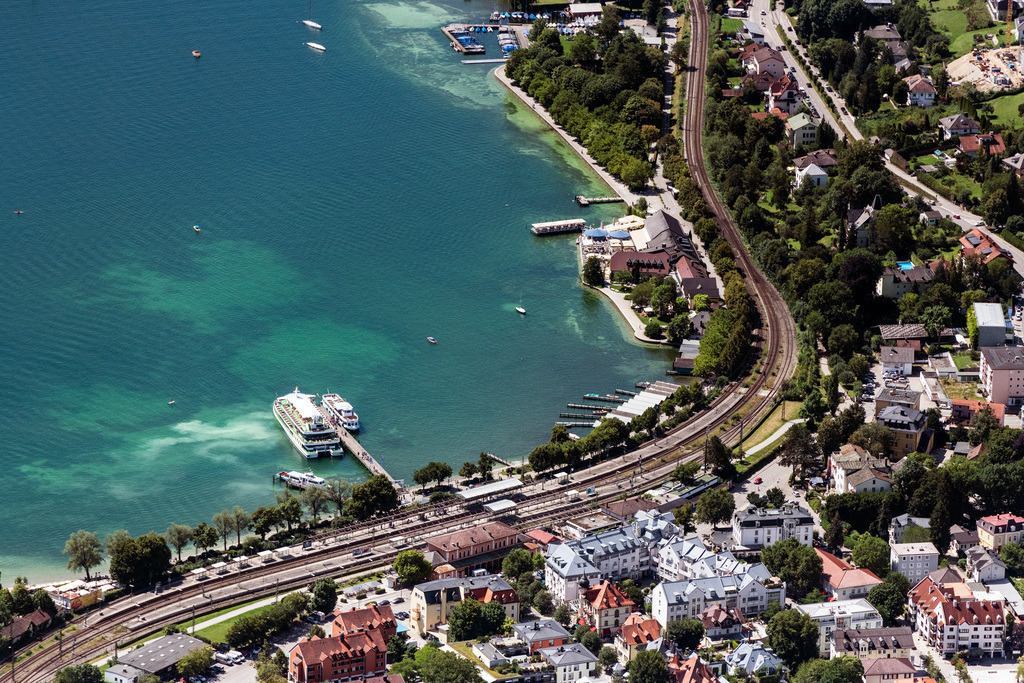 dr__0031653.jpg | STARNBERG 09.08.2019 Ufer am Starnberger See mit Schiffsanlegesteg in Starnberg im Bundesland Bayern. Weiterführende Informationen bei: Bayerische Seenschifffahrt GmbH. // Lakeside on Lake Starnberg with a jetty in Starnberg in the state of Bavaria. Further information at: Bayerische Seenschifffahrt GmbH. Foto: Daniel Reiter