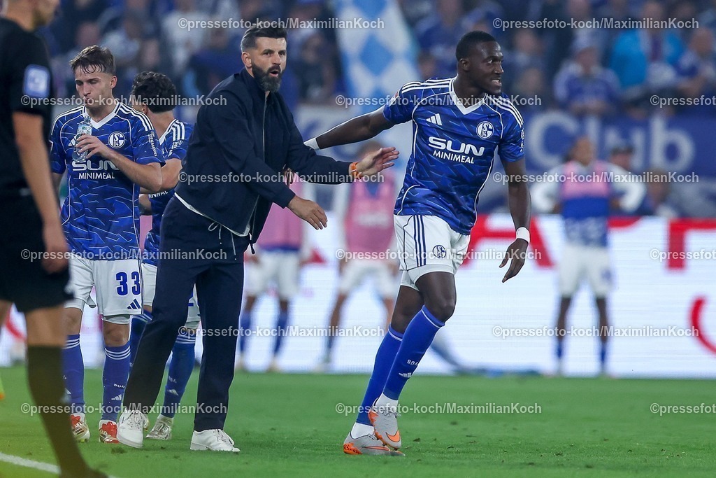 S0423082501107 | 23.08.2025, Fußball, FC Schalke 04 - VfL Bochum, 3.Spieltag, 2. Fußball Bundesliga, Veltins-Arena Gelsenkirchen, Saison 2025 2026: Torjubel nach dem Tor zum 2:1  durch Torschütze Bryan Lasme&nbsp;(Schalke04 #11)  zusammen mit  Cheftrainer Miron Muslic (Schalke04) Kuss KüsschenDFB regulations prohibit any use of photographs as image sequences and or quasi-video.