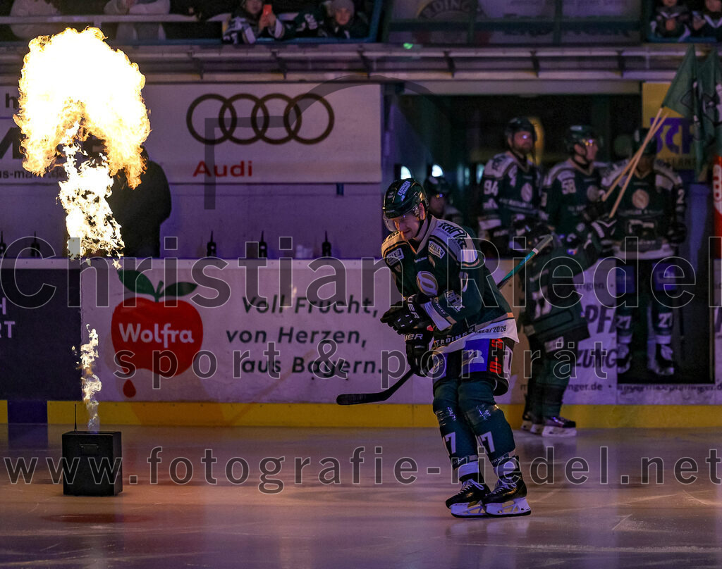 2026-01-23_004_TSV_Erding_gegen_SC_Riessersee | Erding, Deutschland, 23.01.2026:Eishockey, Oberliga Süd 2025 / 2026, 40. Spieltag, TSV Erding gegen SC Riessersee, Endergebnis: 6:5 n.V.Elia Ostwald (Erding Gladiators, #17)Foto: Christian Riedel / fotografie-riedel.net