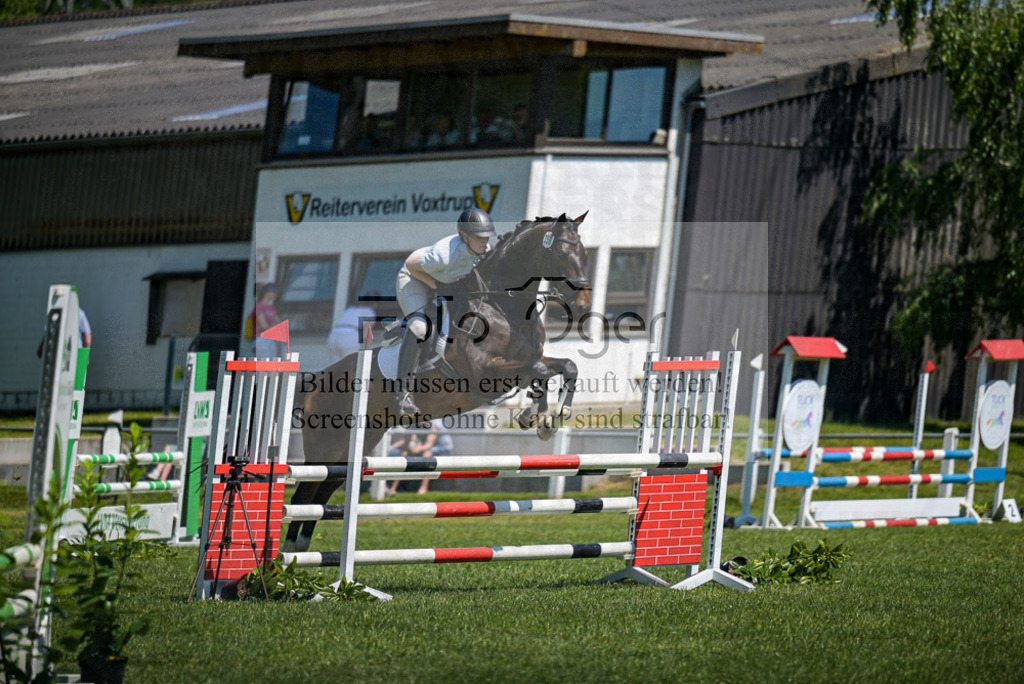 Reitturnier Voxtrup | Entdecke hochwertige Reitturnierfotos von Foto Oger. Professionell, emotional und authentisch – jetzt Lieblingsmomente im Shop bestellen. - Realisiert mit Pictrs.com