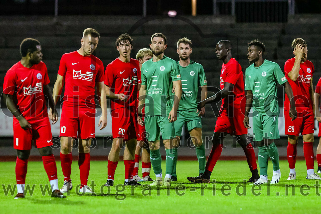 2023-09-01_028_SC_Baldham-Vaterstetten_gegen_TSV_1877_Ebersberg | Vaterstetten, Deutschland, 01.09.2023:
Fußball, Kreisliga 2023 / 2024, 3. Spieltag, SC Baldham-Vaterstetten gegen TSV 1877 Ebersberg, Ergebnis: 1:2

Aime Kalenga-Mutombo (SC Baldham-Vaterstetten, #11), Fabian Kreissl (SC Baldham-Vaterstetten, #10), Manuel Rook (SC Baldham-Vaterstetten, #20), Timo Schaller (TSV 1877 Ebersberg, #7), Malcom Olwa (SC Baldham-Vaterstetten, #7), Lusilawo Kisungu (TSV 1877 Ebersberg, #12)

Foto: Christian Riedel / fotografie-riedel.net