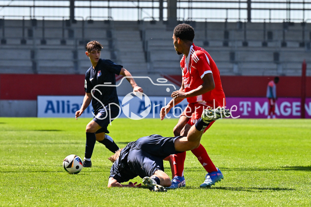 FC Bayern München U19 - SpVgg Unterhaching U19 | im Duell Gabriel FREIMUTH (Haching 14) und Chivano WIJKS (FCB #2) / Zweikampf / U19 DFB-Nachwuchsliga: FC Bayern München U19 - SpVgg Unterhaching U19; FC Bayern Campus am 10.08.2025