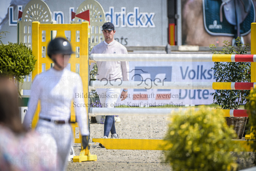 DOS_3244 | Entdecke hochwertige Reitturnierfotos von Foto Oger. Professionell, emotional und authentisch – jetzt Lieblingsmomente im Shop bestellen.Deutschlandweite Turnierfotografie. - Realisiert mit Pictrs.com