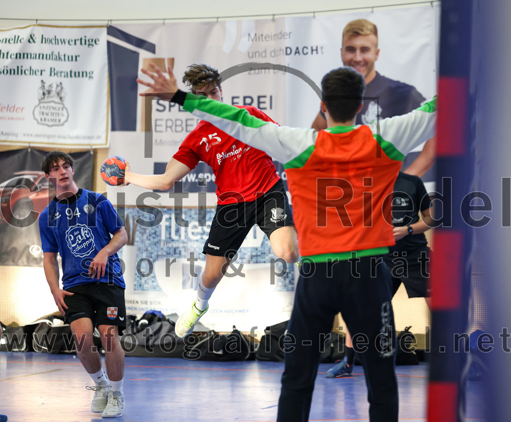 2022-12-17_082_SV_Anzing_gegen_TSV_Simbach | Anzing, Deutschland, 17.12.2022:
Handball, Bayernliga männliche A-Jugend 2022 / 2023, 9. Spieltag, SV Anzing gegen TSV Simbach, Endergebnis: 39:30

Tobias Plaza (TSV Simbach, #94), Leon Korpar (SV Anzing, #25)

Foto: Christian Riedel / fotografie-riedel.net