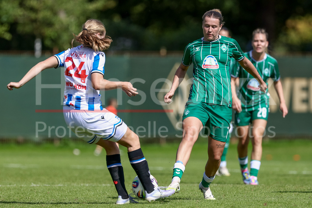 Fussball, Testspiel Frauen, SV Werder Bremen - SC Heerenveen | Larissa Mühlhaus (SV Werder Bremen, 7) im Zweikampf, Duell, Dynamik, Aktion, Action, Spielszene