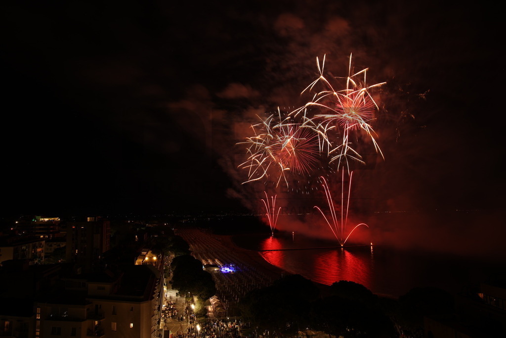 Ferragosto Fireworks in Grado, Italy | GRADO, ITALY, 15.AUG.26 - FIREWORKS - Ferragosto fireworks over the Adriatic Sea in Grado, Italy. Colorful fireworks light up the night sky above the beach, coastline and waterfront during the traditional summer celebration. - Realisiert mit Pictrs.com