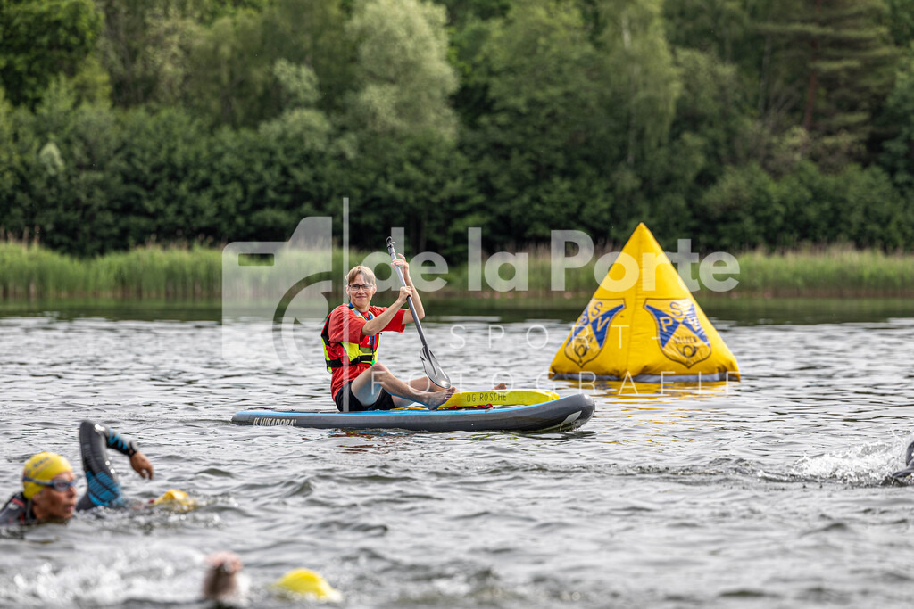 Die DRLG Ortsgruppe Rosche sicherte die Schwimmstrecke. | immodelaporte-sportfotos - Realisiert mit Pictrs.com
