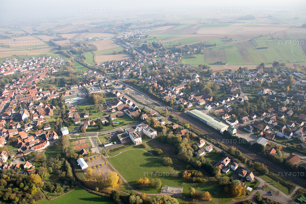 Luftbild: Ortsansicht in Soultz-sous-Forêts im Bundesland Bas-Rhin in Frankreich. Foto: IMG_075573.jpg vom 01.11.2014 durch Werner Riehm/FLY-FOTO.de
