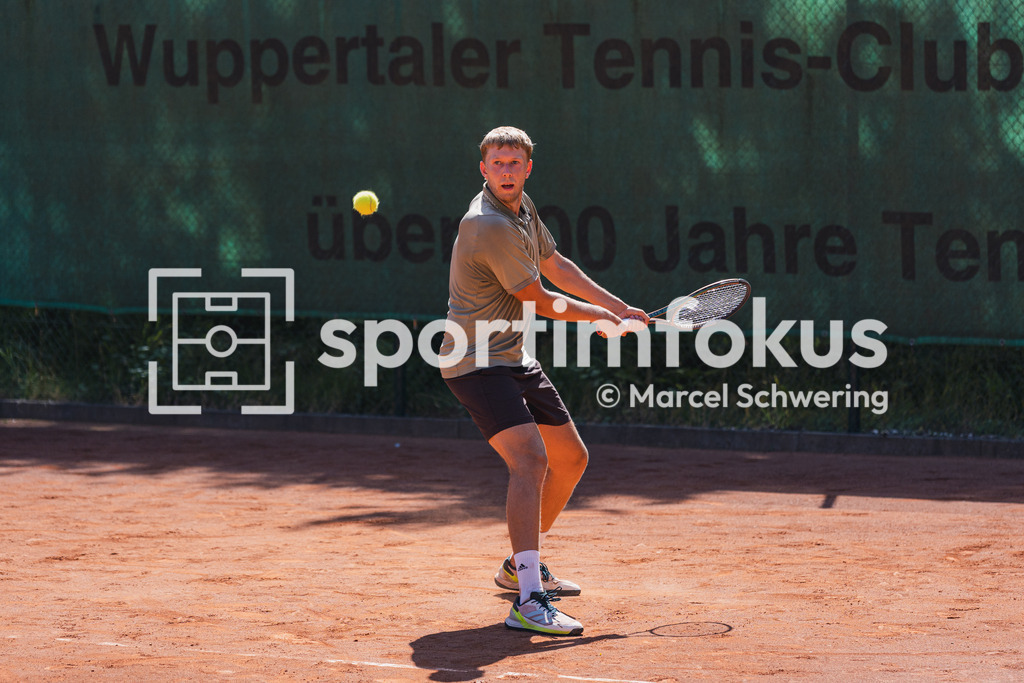 Wuppertaler Tennis-Stadtmeisterschaften | Jonas Poswiat (Solinger TC 1902) beim Ballwechsel. Herren-Finale der Wuppertaler Tennis-Stadtmeisterschaften, Wuppertal, 09.08.2026. - Realisiert mit Pictrs.com