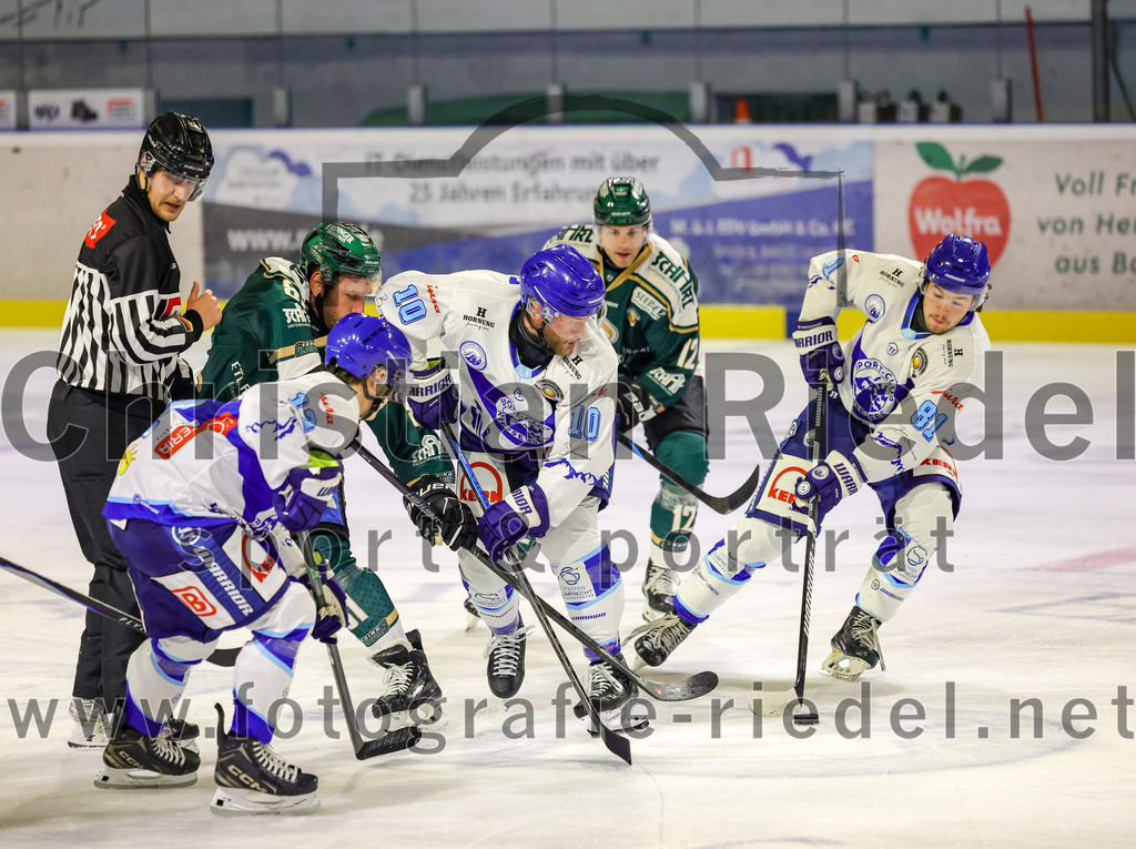 2025-09-26_062_TSV_Erding_gegen_SC_Riessersee | Erding, Deutschland, 26.09.2025:Eishockey, Oberliga Süd 2025 / 2026, 3. Spieltag, TSV Erding gegen SC Riessersee, Endergebnis: 3:5Johannes Steinhübl (SC Riessersee, #12), Maximilian Forster (Erding Gladiators, #81), Tobias Kircher (SC Riessersee, #10), Thomas Brandl (Erding Gladiators, #12), Andreas Schneider (SC Riessersee, #81)Foto: Christian Riedel / fotografie-riedel.net