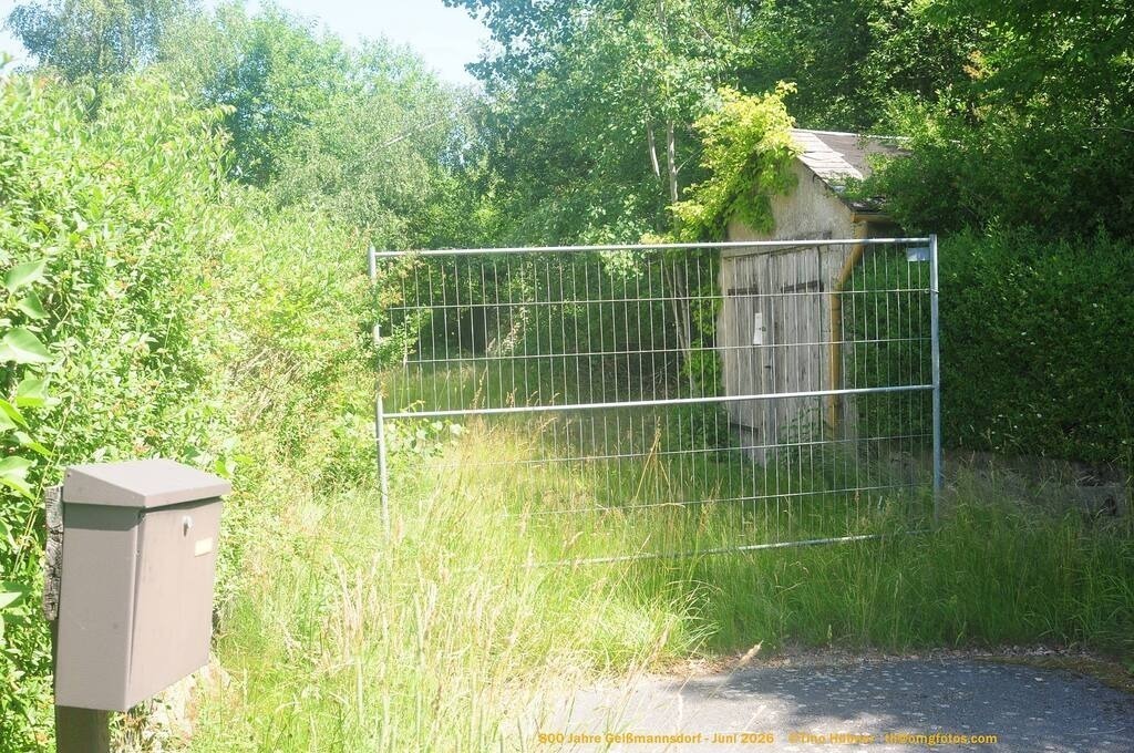 Geißmannsdorf-2026-Ortsbilder-145 | Geißmannsdorf bei Bischofswerda im Sommer 2026. Ein fotografischer Streifzug durch das Dorf Geißmannsdorf, mit Gebäuden, Straßen, Strohpuppen und geschmückten Vorgärten und Grundstücken anlässlich der 800-Jahr-Feier von Geißmannsdorf im Juni 2026 - Realisiert mit Pictrs.com