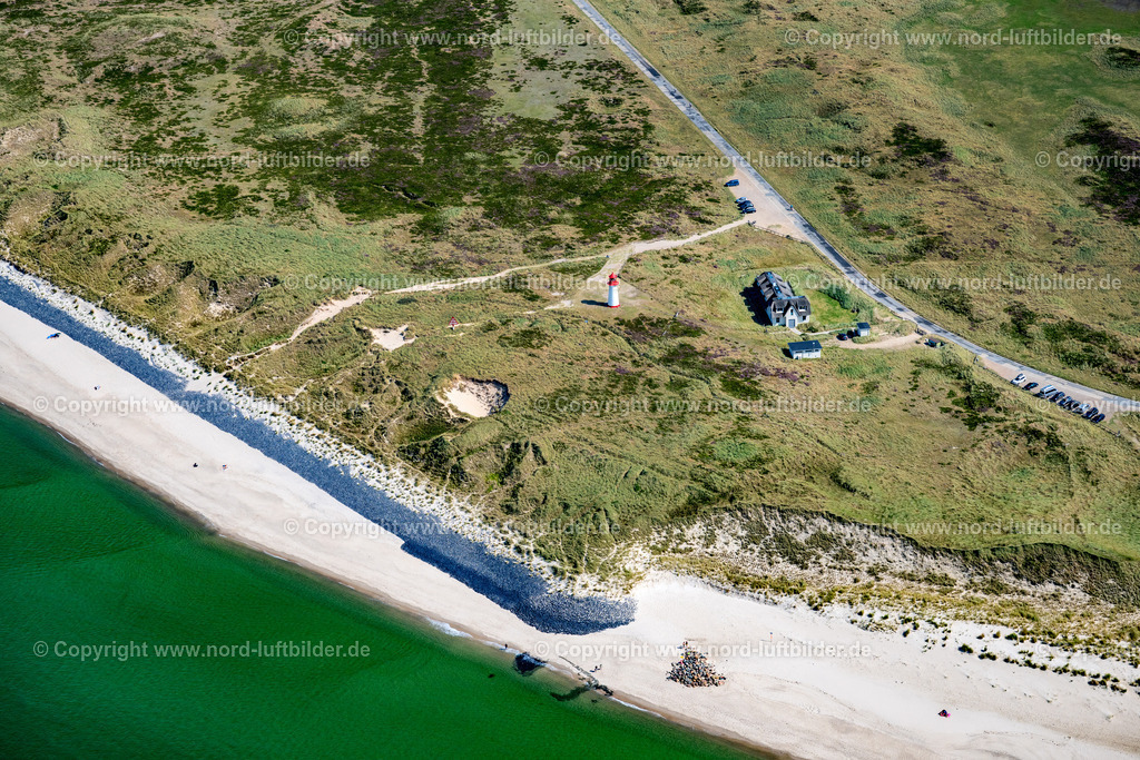 Sylt_List_Ellenbogen_Leuchtturm_List_West_ELS_0308130825 | LIST 13.06.2025 Leuchtturm "List-West" als historisches Seefahrtzeichen im Küstenbereich in List auf der Insel Sylt im Bundesland Schleswig-Holstein, Deutschland. // Lighthouse as a historic seafaring character in the coastal area " List-West " in List at the island Sylt in the state Schleswig-Holstein, Germany. Foto: Martin Elsen