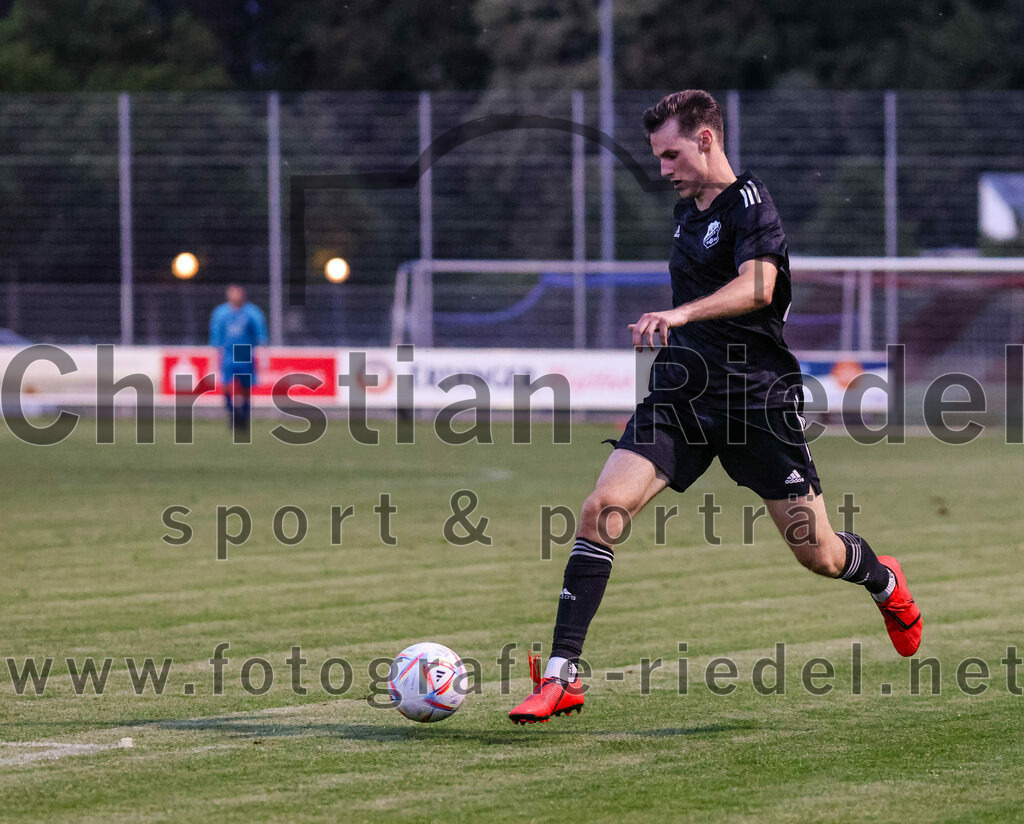 2023-07-20_070_FC_Finsing_gegen_TSV_Wartenberg | Finsing, Deutschland, 20.07.2023:
Fußball, Kreisliga 2023 / 2024, Testspiel, FC Finsing gegen TSV Wartenberg, Endergebnis: 1:0

Leon Engelhard (FC Finsing, #20)

Foto: Christian Riedel / fotografie-riedel.net