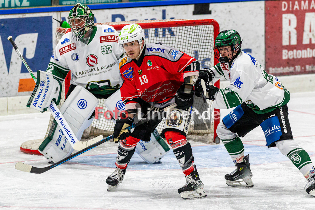 TSV Peißenberg Miners vs TSV Erding Gladiators | Eishockey Bayernliga 2023/2024, TSV Peißenberg Miners vs TSV Erding Gladiators, 20240107,
Valentin HÖRNDL (Miners 18) lauert auf Abfälscher,
2024-01-07 in Peißenberg (Eisstadion)
18 Valentin HÖRNDL (Miners 18), 32 Dimitri PÄTZOLD (Gladiators Goalie 32), 21 Erik MODLMAYR (Gladiators 21)
Copyright: WolfgangxLindner foto-lindner.de