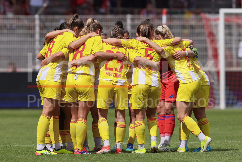 Fussball, Testspiel Frauen, 1. FC Union Berlin - SV Werder Bremen | v.li.: Spielerinnen des 1. FC Union Berlin  schwören sich mit einem Mannschaftskreis ein, Teamkreis, Ansprache, Motivation