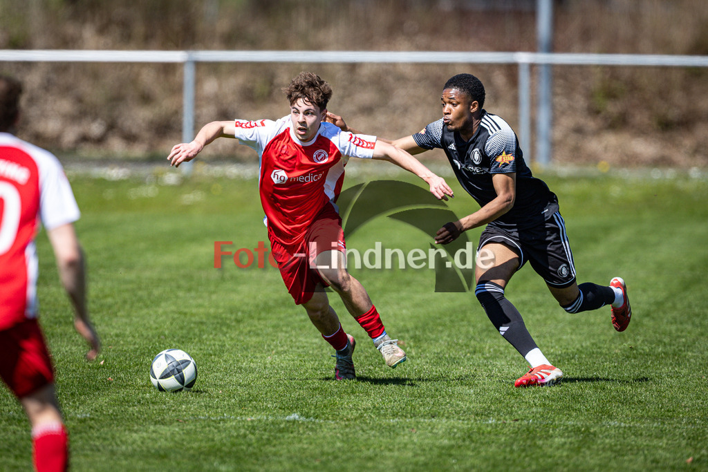 SV Raisting gegen SV Pullach | Fußball Herren Bezirksliga Oberbayern Süd 2025/26 25. Spieltag, SV Raisting gegen SV Pullach, 20260411,Zweikampf,2026-04-11 in Raisting (Raiffeisen Arena Raisting), Elias LIEB (SV Raisting 9), Kelvin SADIQ (SV Pullach 32)Copyright: WolfgangxLindner www.foto-lindner.de